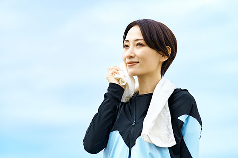 喜ぶ女性のイメージ